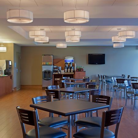 Holiday Inn Express Hotel & Suites Saint - Hyacinthe By Ihg المظهر الخارجي الصورة