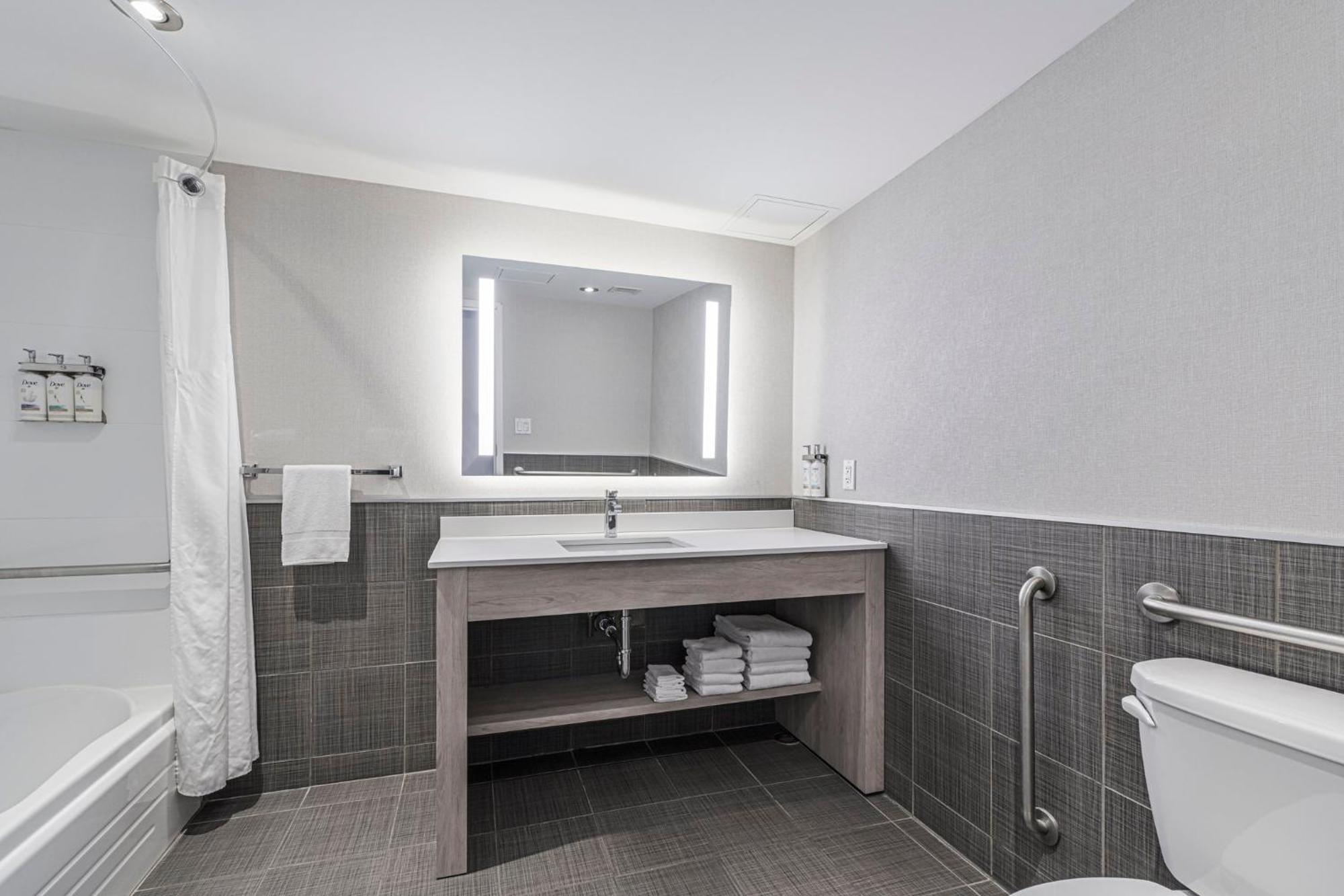Holiday Inn Express Hotel & Suites Saint - Hyacinthe By Ihg المظهر الخارجي الصورة