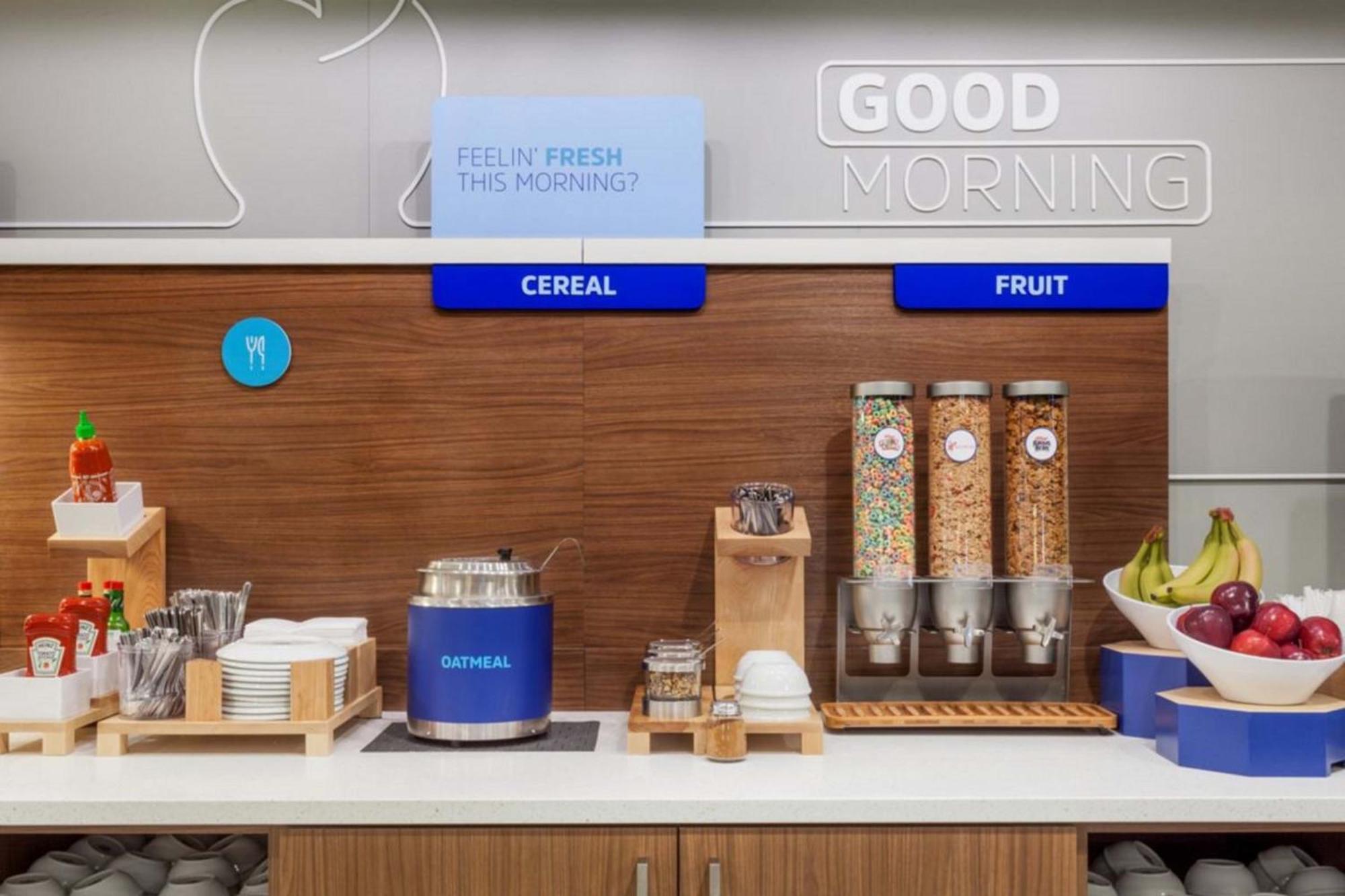 Holiday Inn Express Hotel & Suites Saint - Hyacinthe By Ihg المظهر الخارجي الصورة