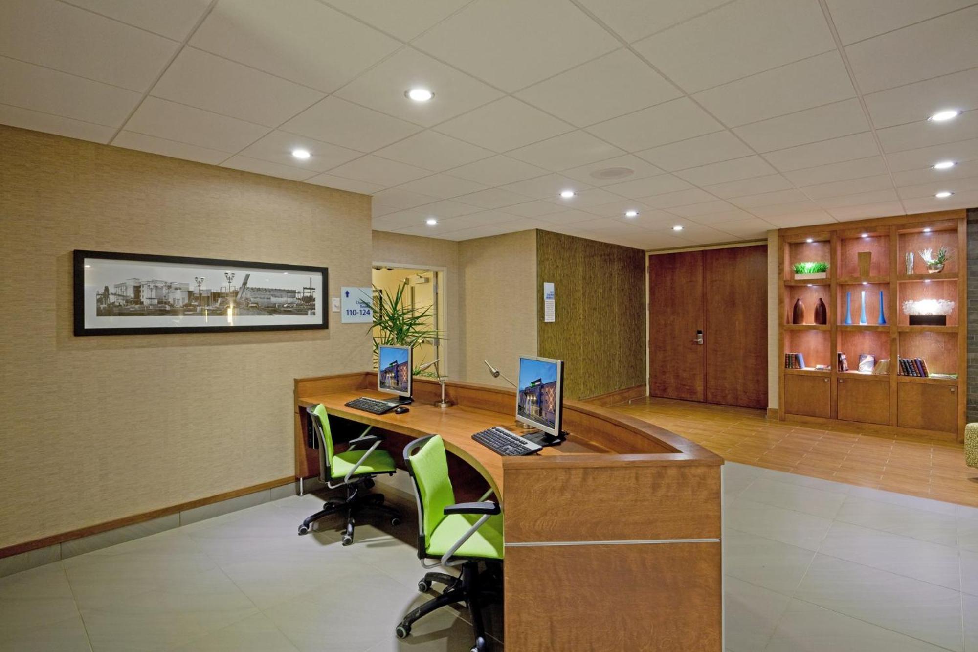 Holiday Inn Express Hotel & Suites Saint - Hyacinthe By Ihg المظهر الخارجي الصورة